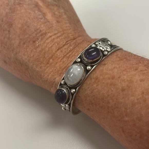 Silver small cuff Bracelet with white and purple stones OS preowned - Picture 1 of 5